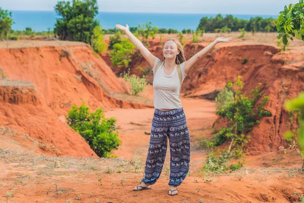 Ung kvinna i röd canyon — Stockfoto