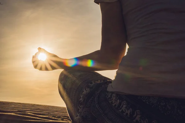 Jonge vrouw mediteren bij zonsondergang — Stockfoto