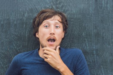 metin için yer ile genç adam 