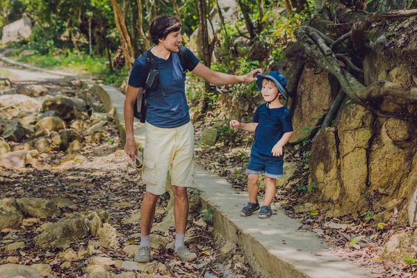 Baba ve oğul ormanda. — Stok fotoğraf