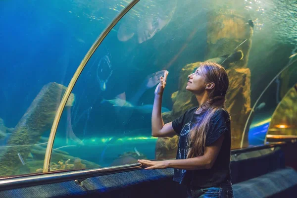 Jeune femme regardant le poisson i — Photo