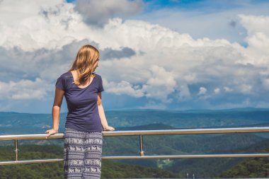 Sırt çantası rahatlatıcı ile uzun yürüyüşe çıkan kimse