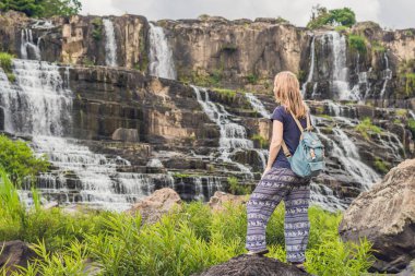genç kadın uzun yürüyüşe çıkan kimse