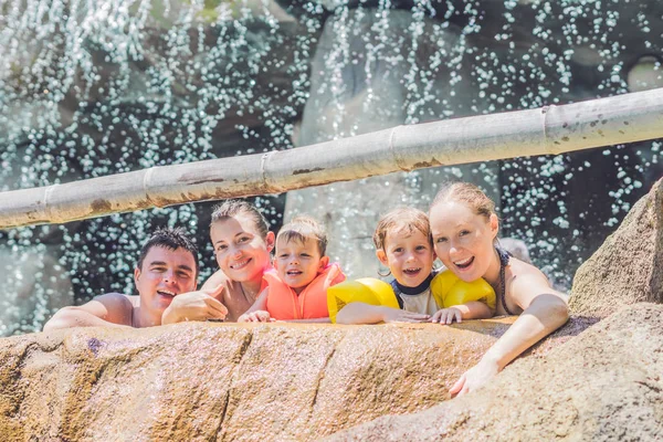 Adultes et enfants dans un parc aquatique — Photo