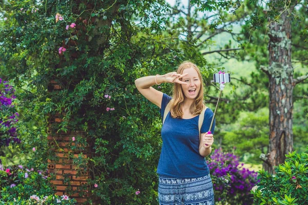 Fiatal gyönyörű lány csinál selfie — Stock Fotó