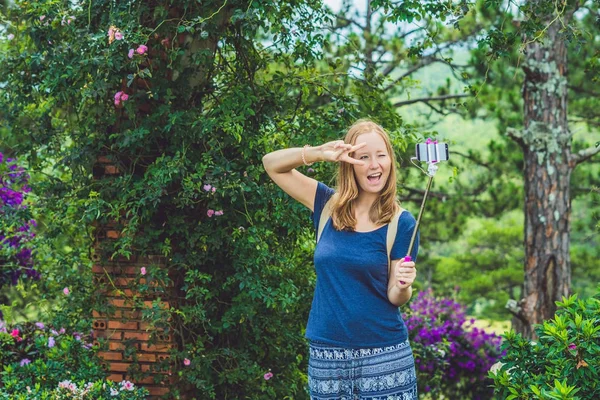 Jovem menina bonita fazendo selfie — Fotografia de Stock