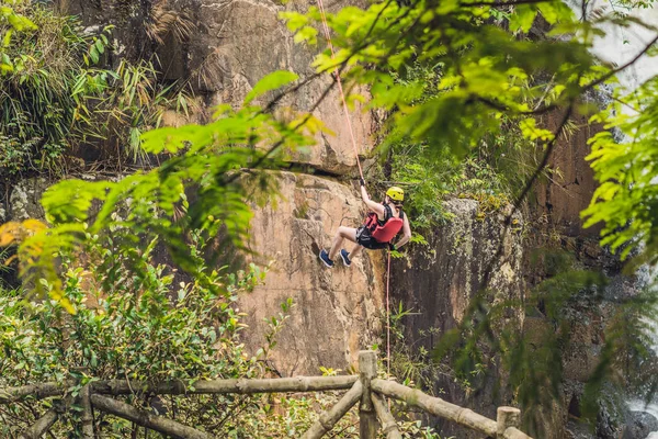 Climber near cascading Datanla waterfall — Stock Photo, Image