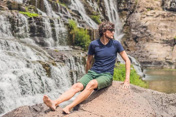 Mannen hiker nära Pongour Waterfall — Stockfoto