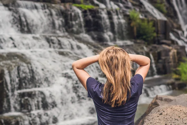 Young woman hiker — Stock Photo, Image