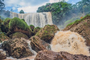 Fil şelale görkemli manzara