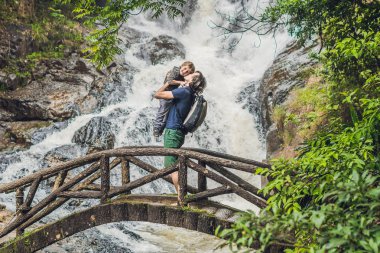 Baba ve oğul Datanla şelale yakınında 