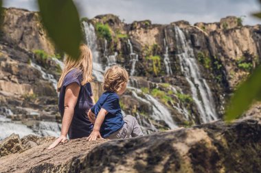 Anne ve oğlu yürüyüşçü