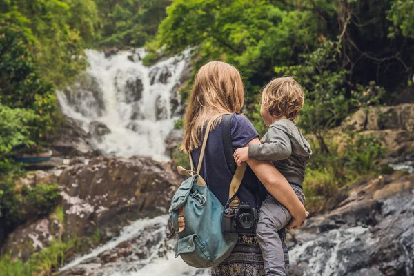 Mother and son near  Datanla waterfall — Stock Photo, Image