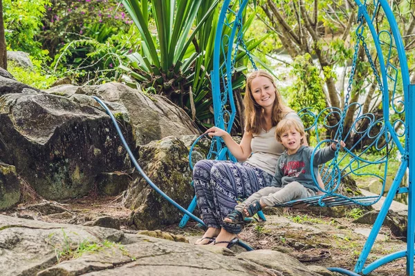 Feliz mãe empurrando rindo filho — Fotografia de Stock