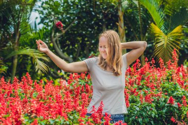 womannear kırmızı ateş çiçeği çiçeği çiçek