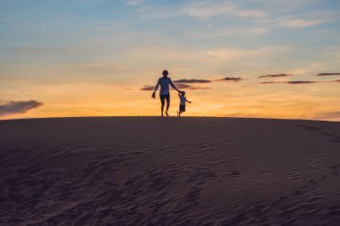 Baba ve oğul, kırmızı çöl 