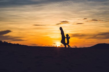 Çölde çalışan oğlu ile annesi 
