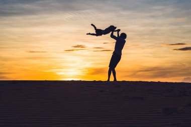 Baba ve oğul, kırmızı çöl 