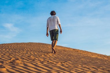 Kırmızı çölde kayıp adam 