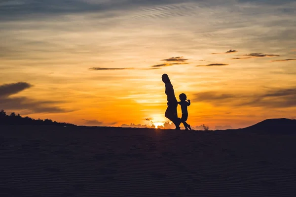 Madre con hijo corriendo en el desierto — Foto de Stock