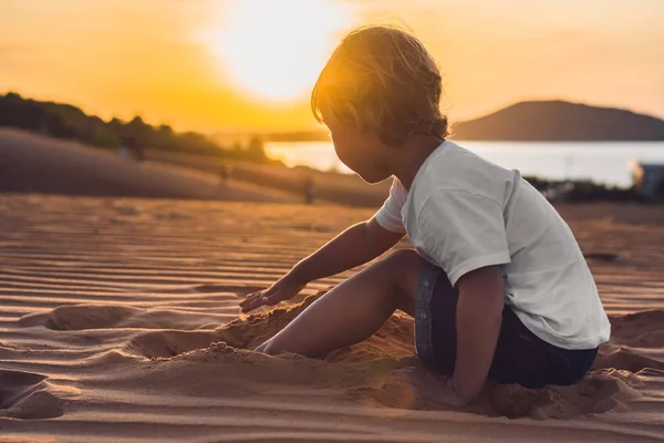 夜明け赤い砂漠の少年 — ストック写真