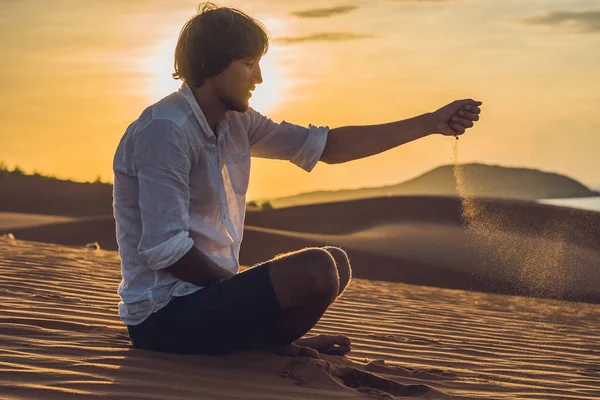 Man häller sand i öknen. — Stockfoto