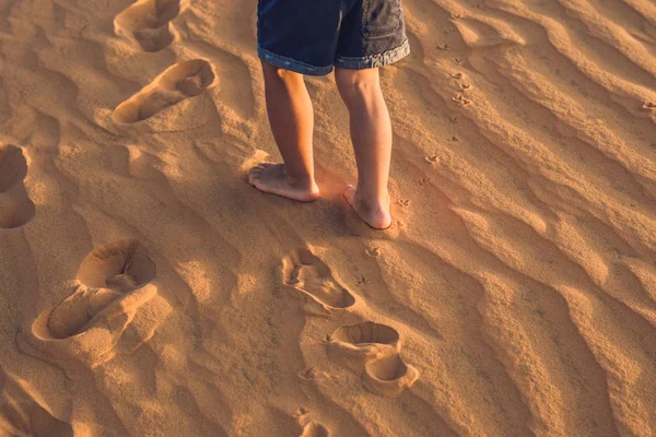 The boy runs around the red desert — Stock Photo, Image