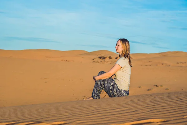 Mujer joven en el desierto de arena rad — Foto de Stock