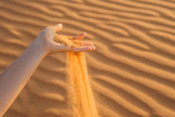 Sand slipping through the fingers — Stock Photo, Image