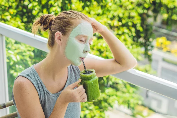 Femme avec masque d'argile verte faciale . — Photo