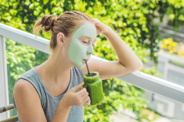 Mulher com máscara de barro verde facial . — Fotografia de Stock