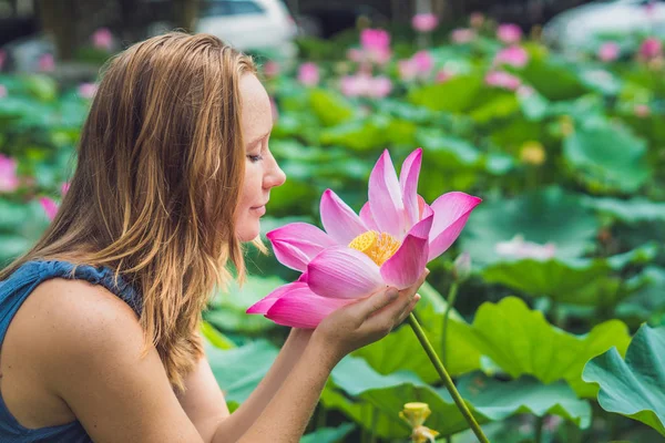 Schöne Frau mit Lotusblume — Stockfoto