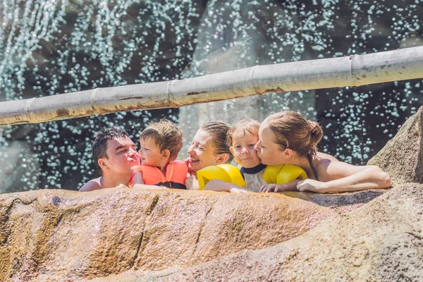 Adulti e bambini in un parco acquatico — Foto Stock