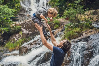 Baba ve oğul Datanla şelale yakınında