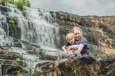 Anne ve oğlu yürüyüşçü