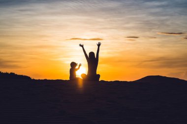 Çölde çalışan oğlu ile annesi 