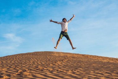 genç adam çıplak ayakla atlama 