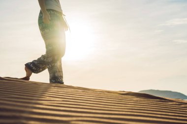 rad kumlu çölde genç kadın