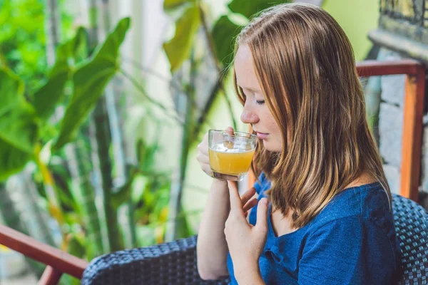 Kvinna dricka morgon ingefära te — Stockfoto