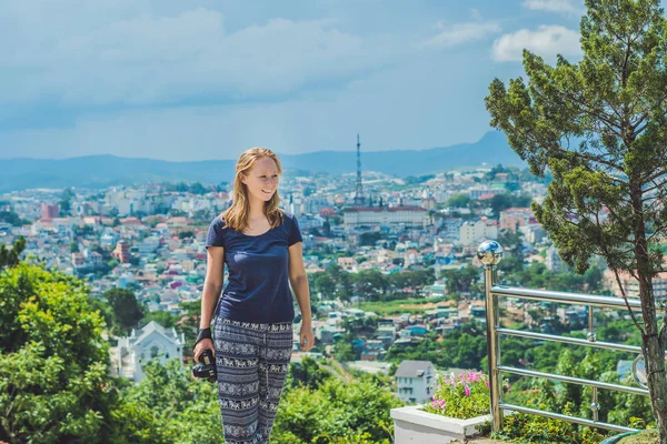 Kvinnliga resenären njuter staden Dalat — Stockfoto