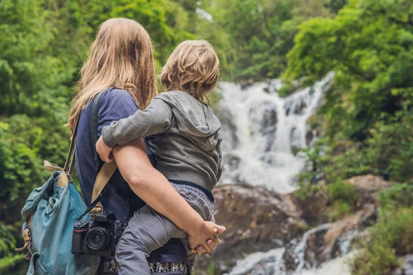 Mother and son near  Datanla waterfall — Stock Photo, Image