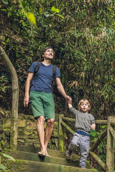 Otec a syn turistů — Stock fotografie
