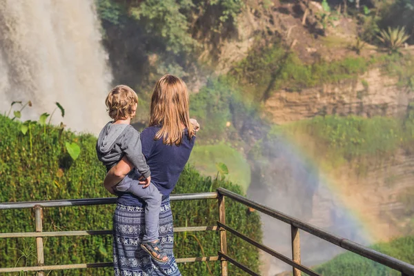 Mamá e hijo cerca de la cascada Elefante —  Fotos de Stock