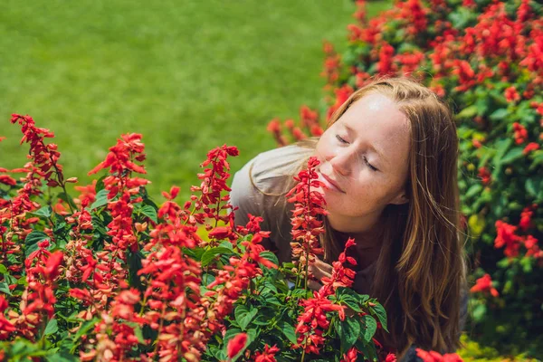 Mujer joven con hortensias floreciendo — Foto de Stock