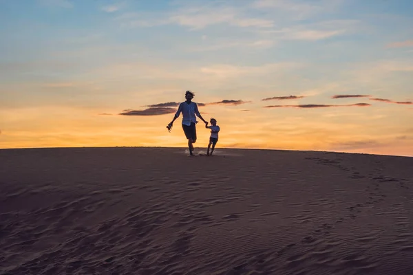 Vader en zoon op de rode woestijn — Stockfoto