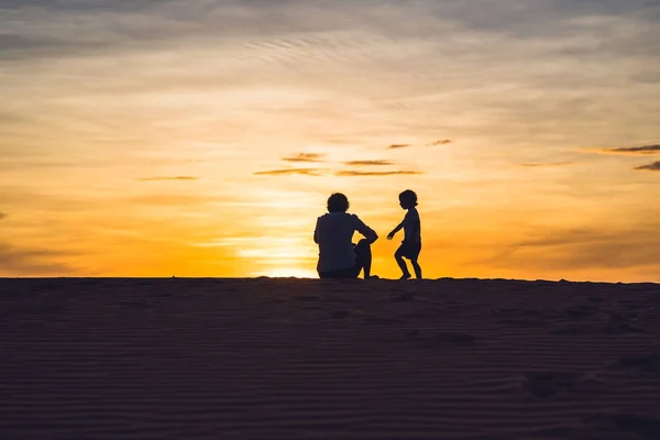 Vader en zoon op de rode woestijn — Stockfoto