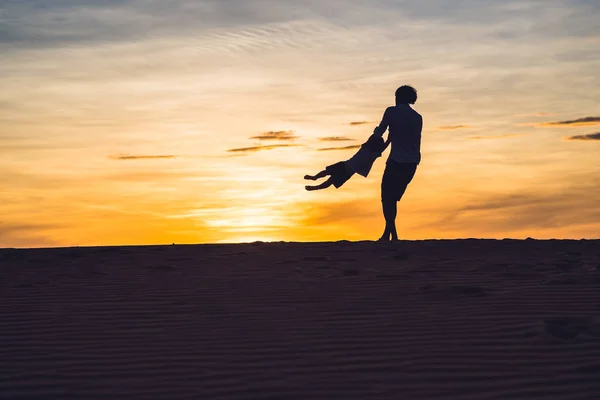 Padre e hijo en el desierto rojo — Foto de Stock