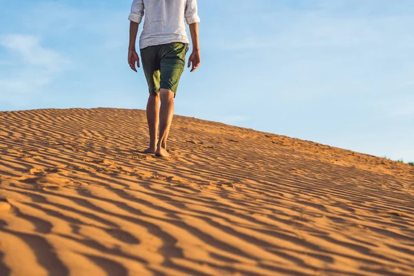 Man lost in the red desert — Stock Photo, Image