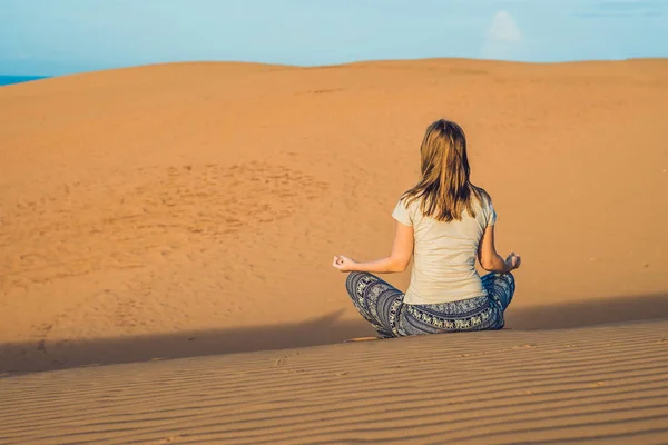 Genç kadın çöle meditasyon — Stok fotoğraf