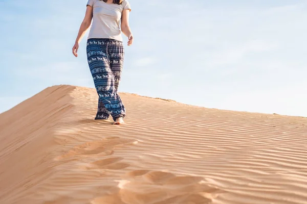 Rad kumlu çölde genç kadın — Stok fotoğraf